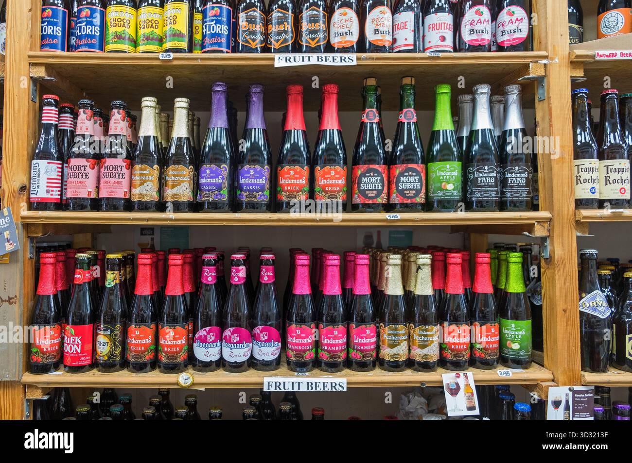 Bottiglie belghe di birra alla frutta Anversa Belgio Foto Stock