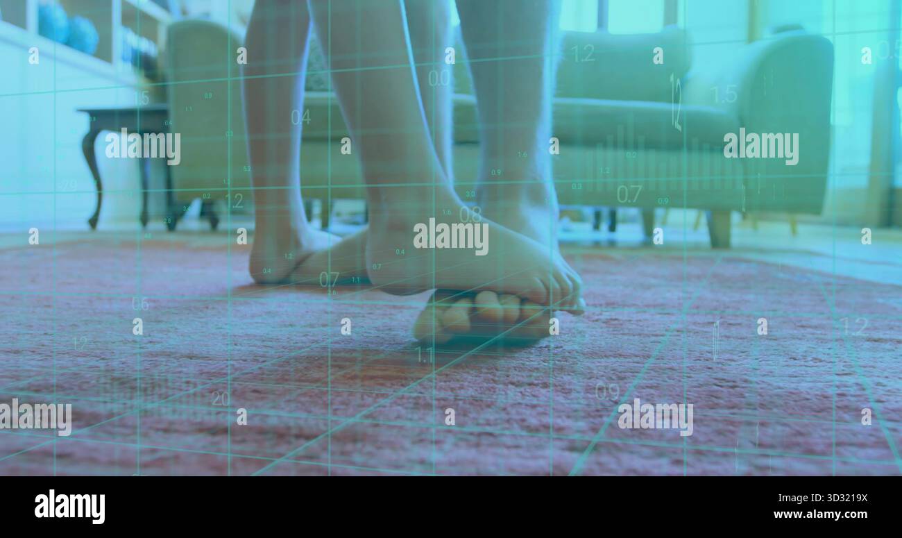 Premere il piede del bambino contro il piede di un adulto sul tappeto rosso nel soggiorno, con mascherina digitale a griglia Foto Stock