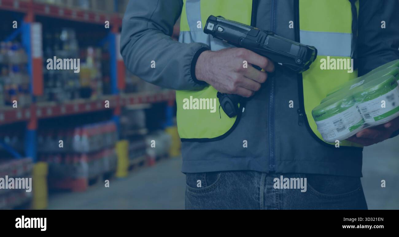 Scansione del lavoratore che indossa il giubbotto utilizzando uno scanner di codici a barre che tiene la confezione termoretraibile nella corsia, spazio di copia Foto Stock