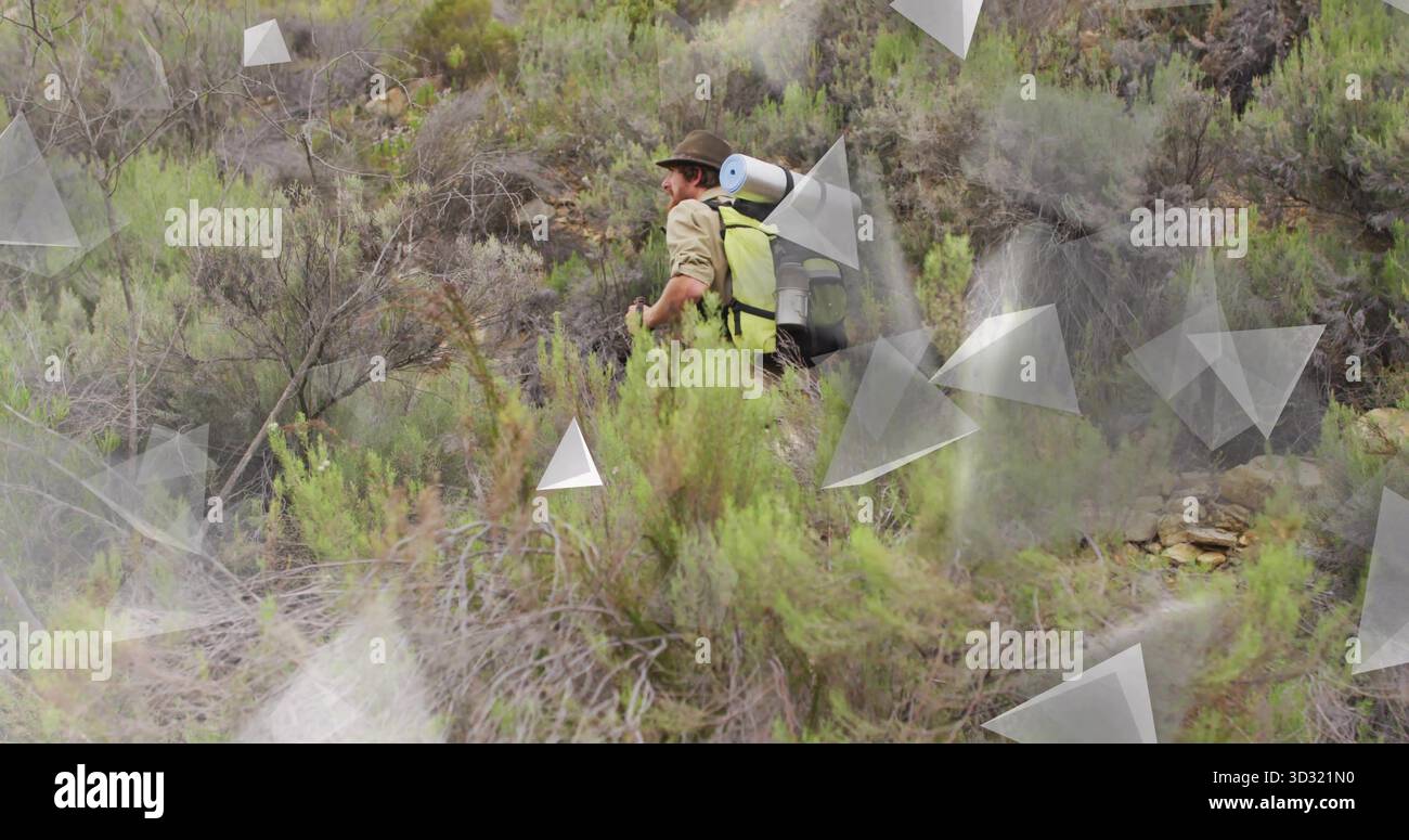 Trekking escursionista arrampicata su una collina con ampio cappello a tegole, zaino, pattini e stivali, copia spp Foto Stock