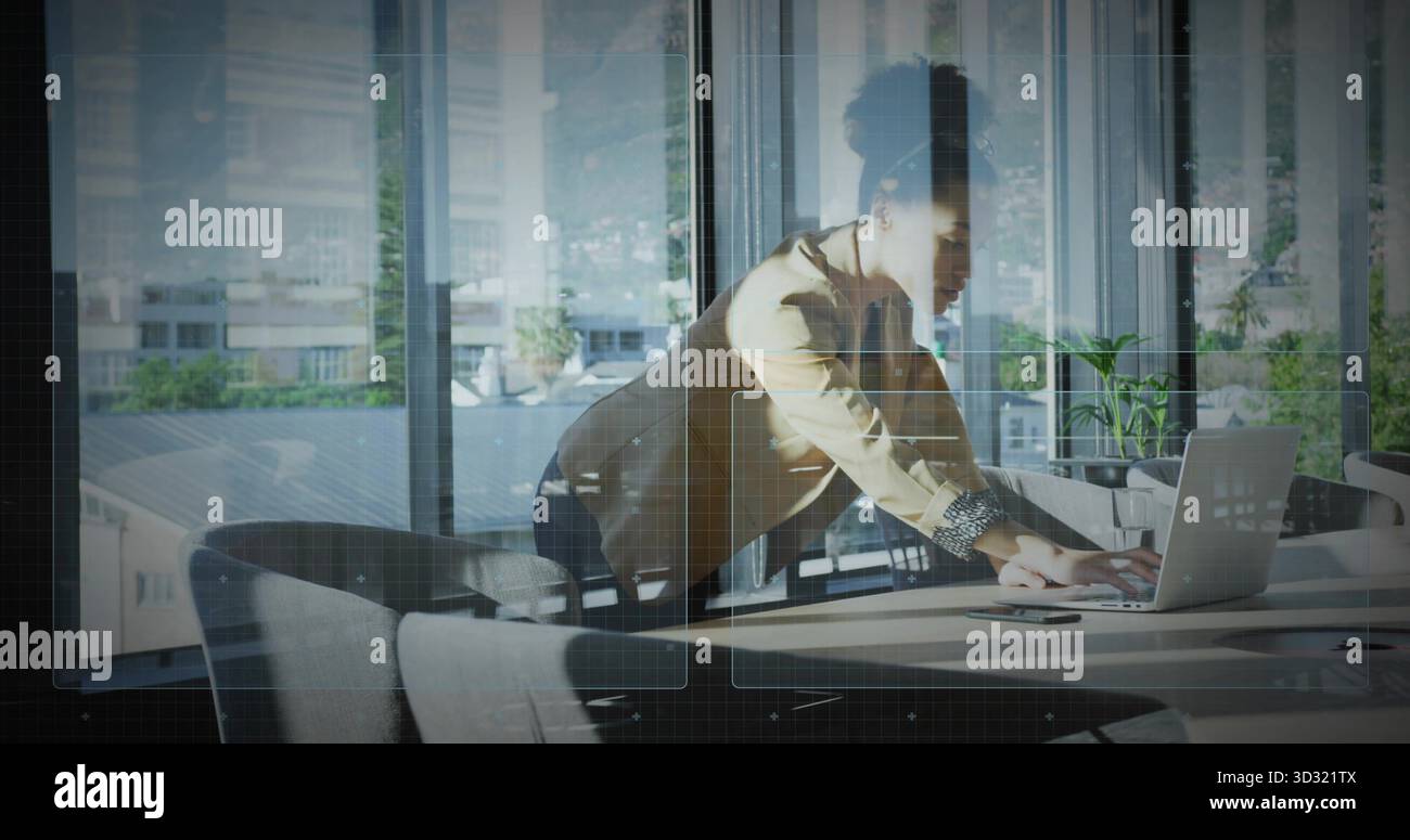 Un blazer da abbronzatura professionale appoggiato al tavolo da conferenza in ufficio, con laptop e smartphone Foto Stock
