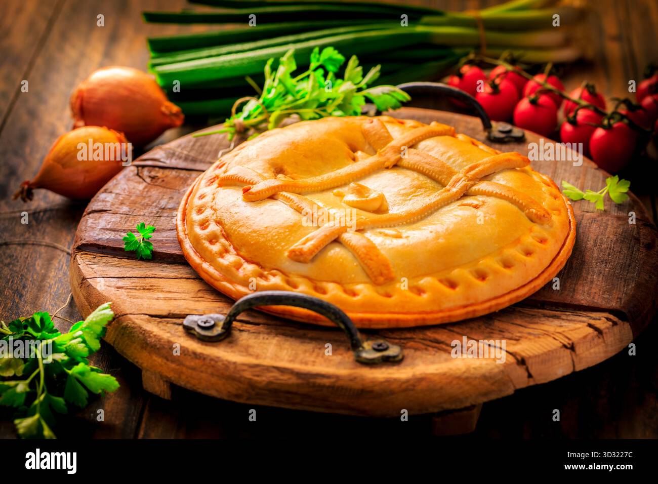 Crostata saporita con tonno e verdure, tradizionale empanada spagnola Foto Stock