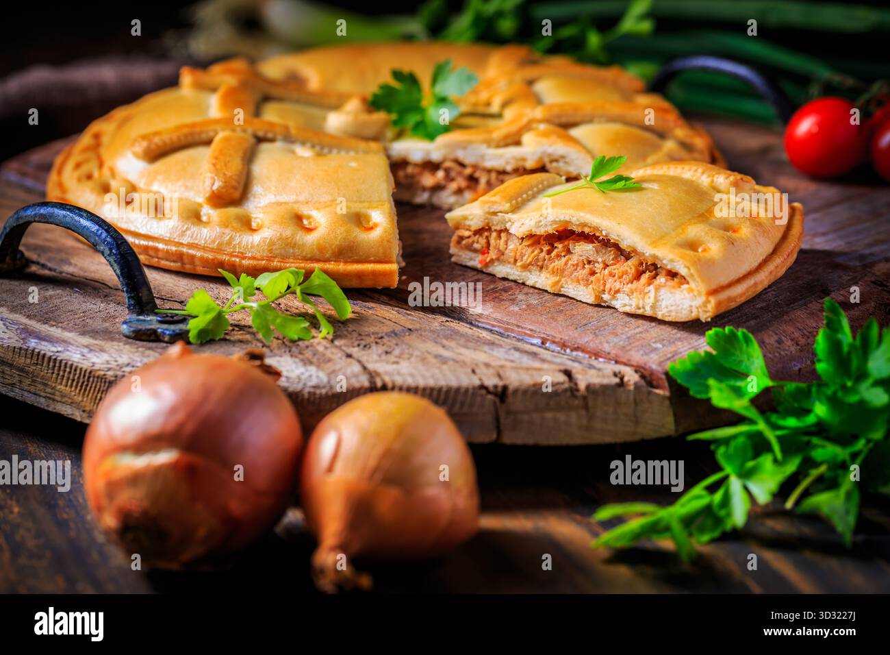 Crostata saporita con tonno e verdure, tradizionale empanada spagnola Foto Stock