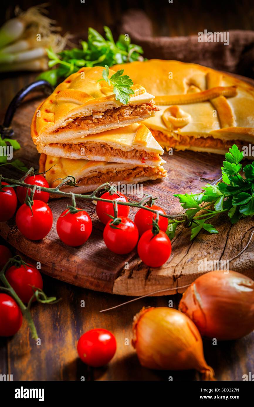 Crostata saporita con tonno e verdure, tradizionale empanada spagnola Foto Stock