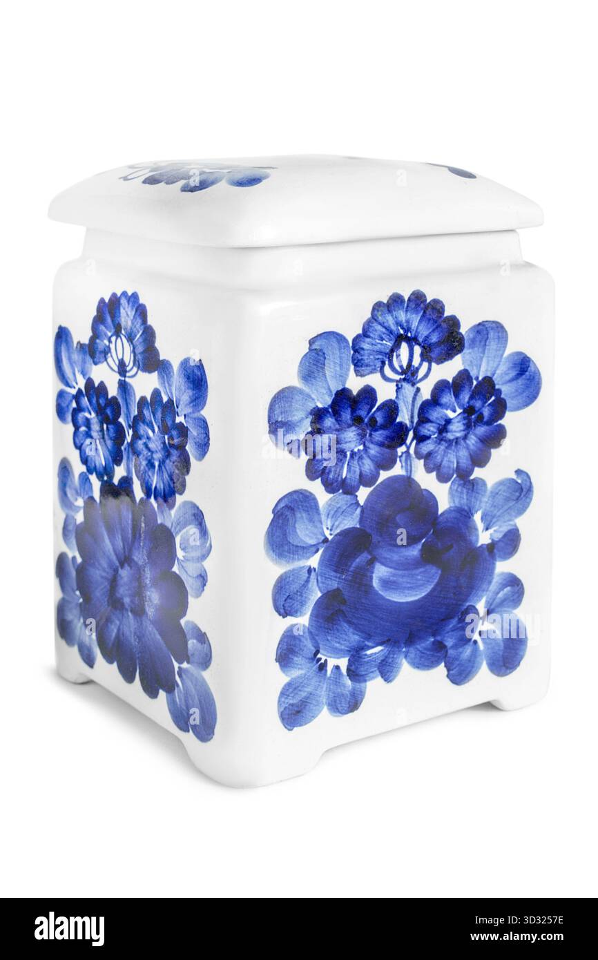 Vaso da cucina in ceramica bianco e blu isolato su sfondo bianco Foto Stock