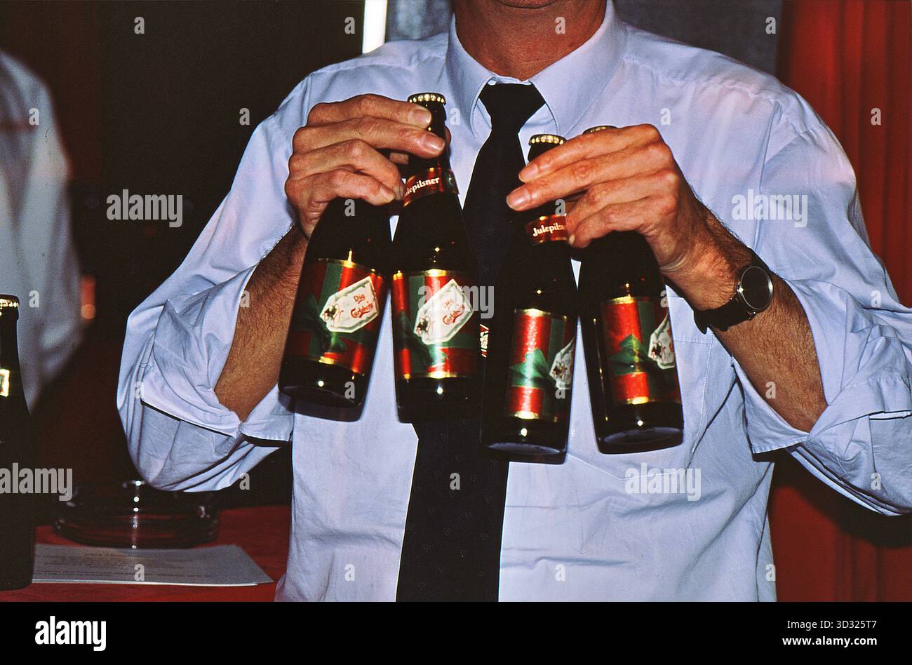 Copenhagen/ Danimarca/18 NOVEMBRE 1992/demontration for press julepilsner or christms poilsner in carlsberg beer in cpenhagen .. Foto. Francis Joseph DeAnn/Dean immagini non per uso commerciale e solo per uso editoriale Foto Stock
