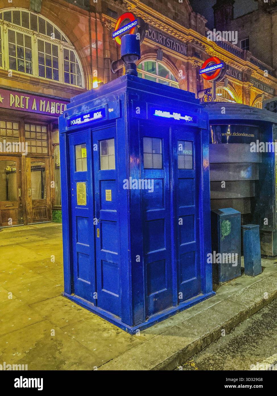Veduta di un'Old Fashioned Blue, cabina di polizia, all'esterno della stazione di Earls Court, Kensington, Londra Foto Stock
