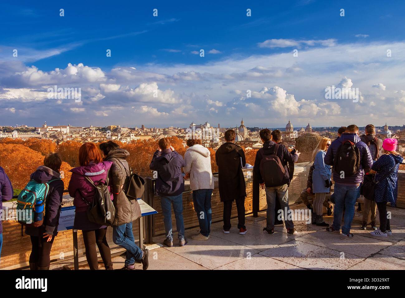 Viaggio autunnale a Roma. Turisti che guardano al bellissimo centro storico della città con foglie d'arancio autunnale Foto Stock