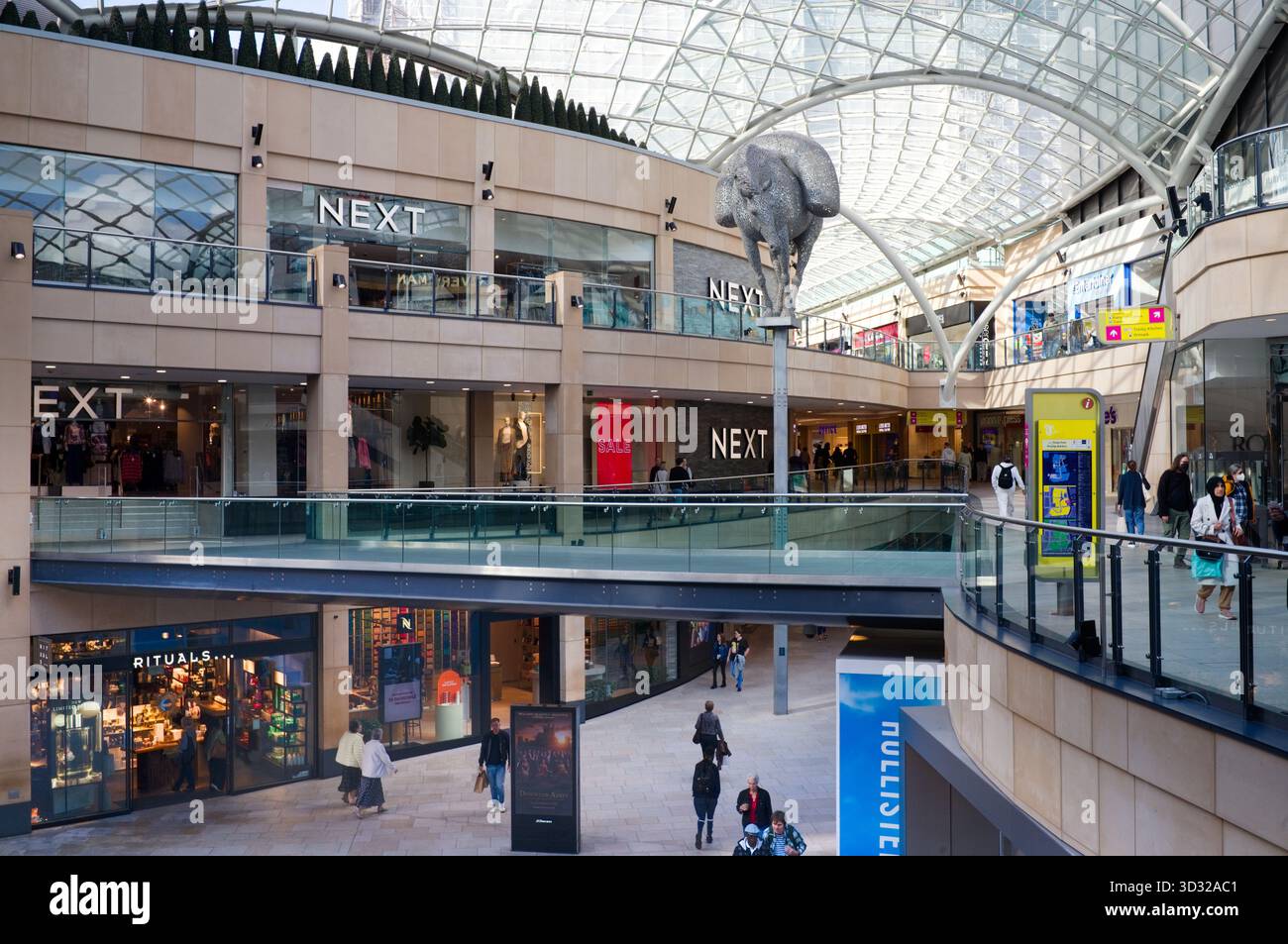 Interno del centro commerciale Trinity a Leeds Foto Stock