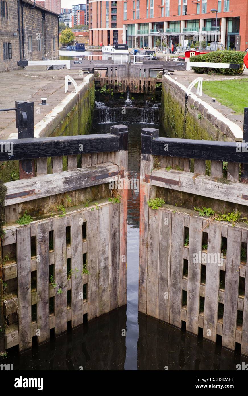 River Lock che conduce al bacino di Granary Wharf nel centro di Leeds Foto Stock