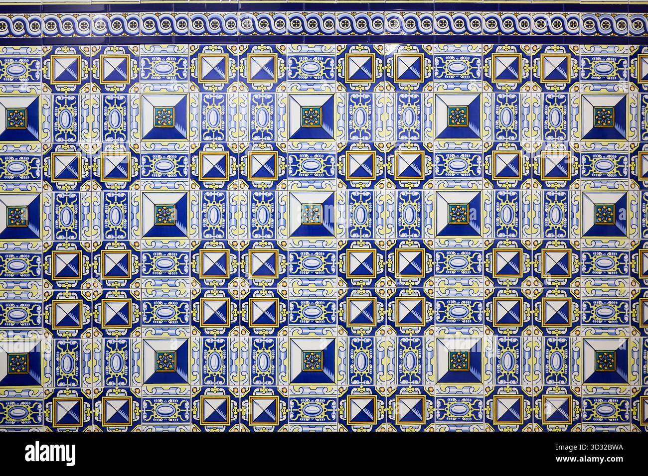 Decorazioni murali in ceramica blu e gialla Foto Stock