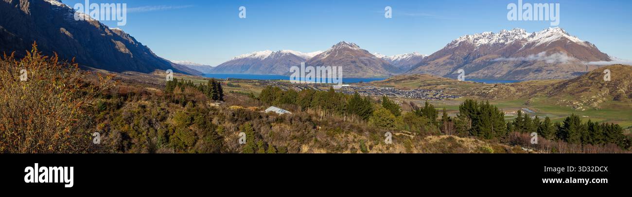 Vista panoramica del lago Wakatipu, della nuova Zelanda e delle montagne circostanti. Al centro si trova la piccola cittadina di Jack's Point Foto Stock