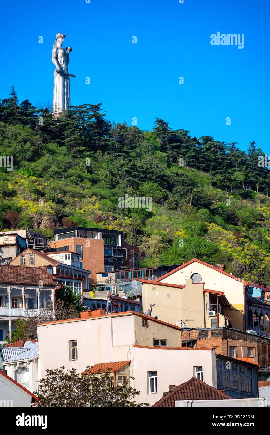 Centro storico di Tbilisi, Georgia, e l'iconica statua della madre della Georgia Foto Stock