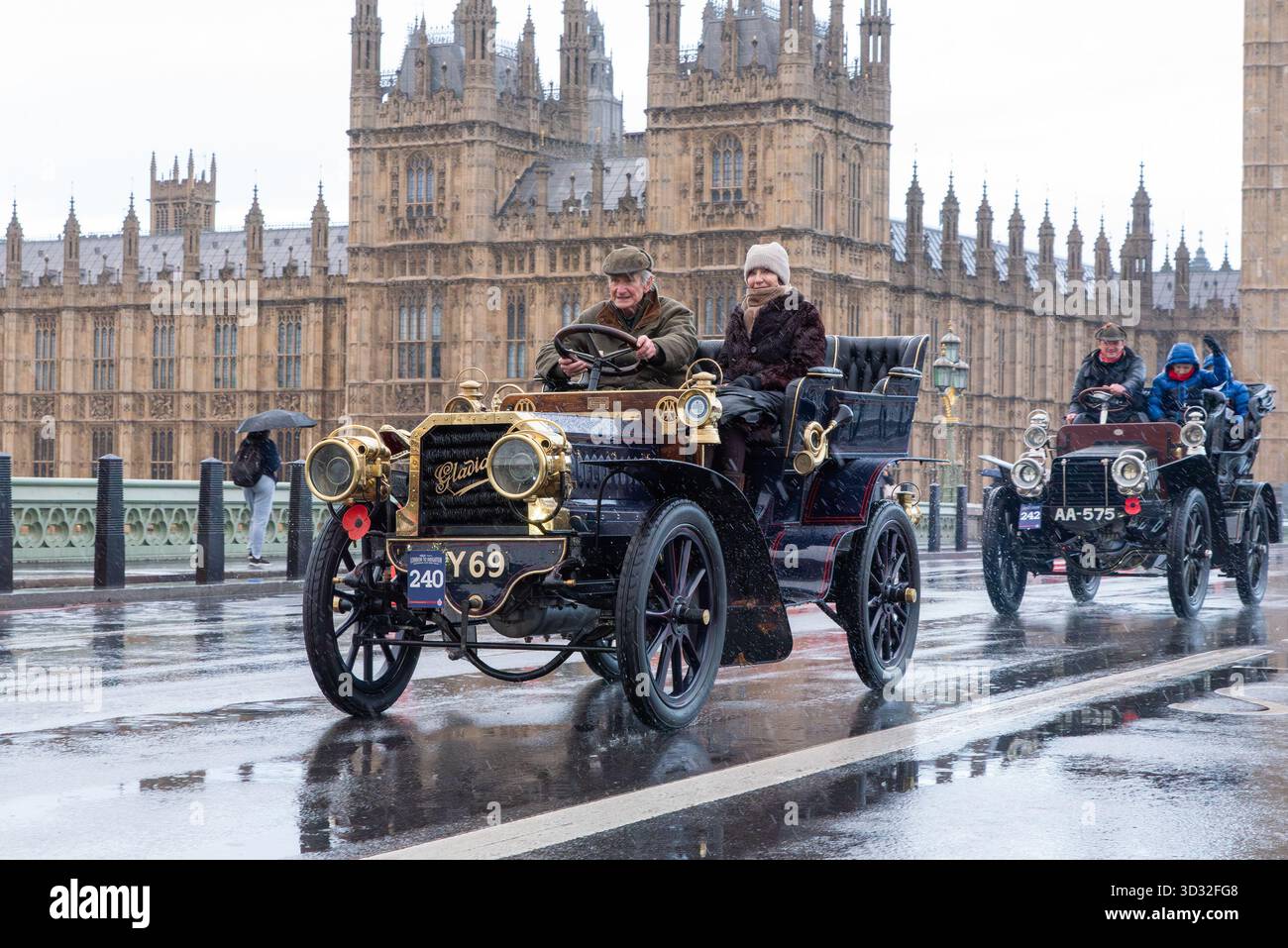 1903 Gladiator auto storica che partecipa alla corsa di auto veterane da Londra a Brighton del 2025, attraversando Westminster. Foto Stock