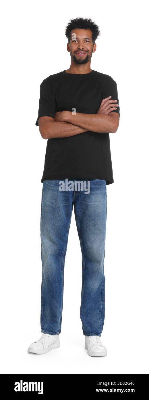 Uomo felice che indossa jeans eleganti su sfondo bianco Foto Stock