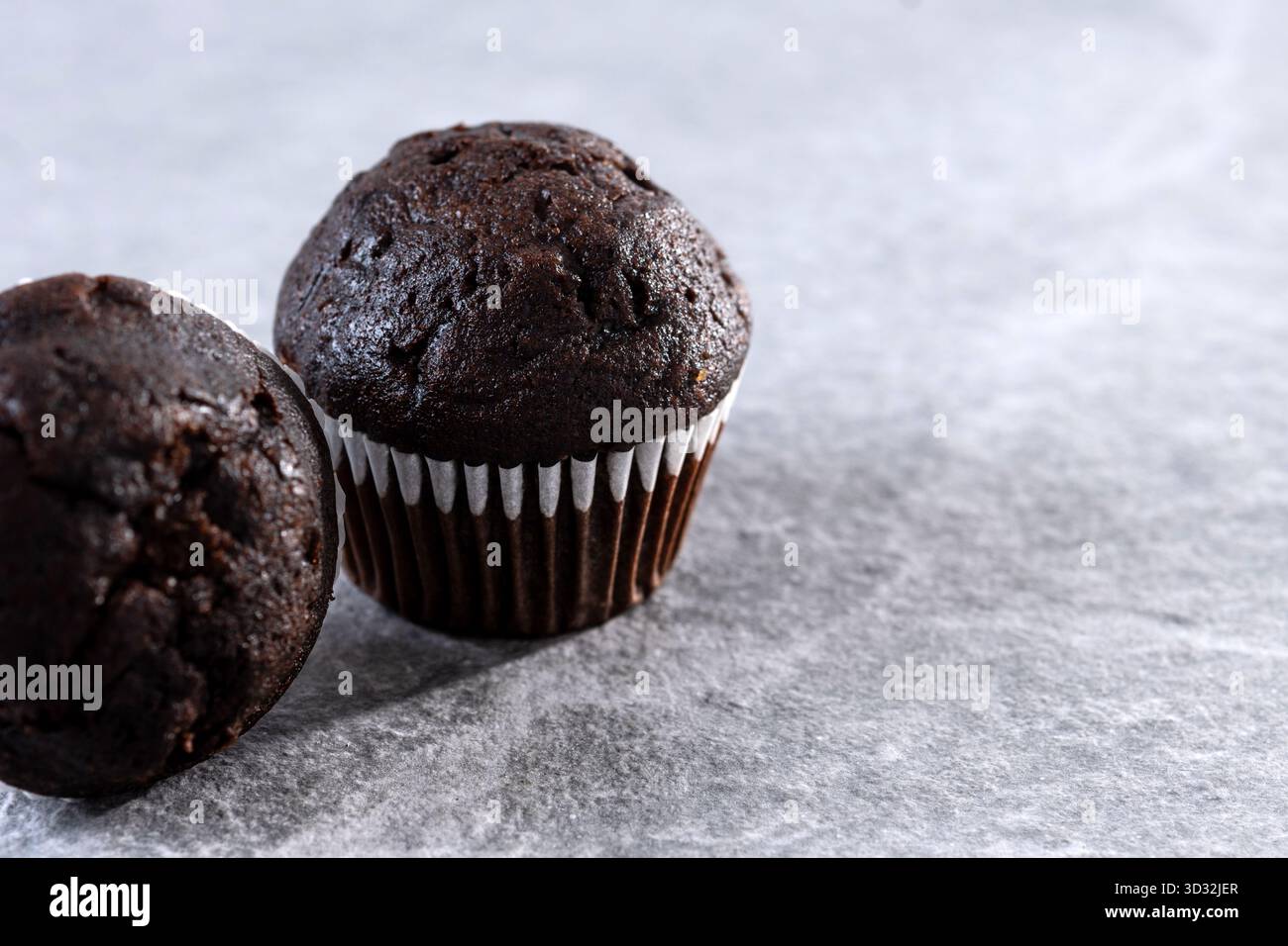 Muffin al cioccolato fatti in casa su sfondo in pietra grigia Foto Stock