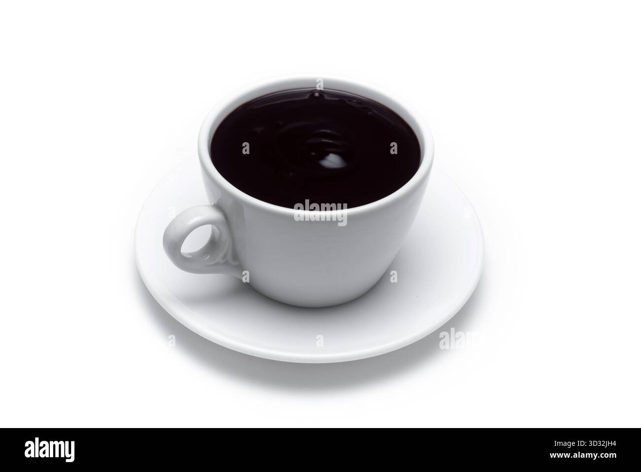 Tazza bianca di cioccolata calda isolata su sfondo bianco Foto Stock