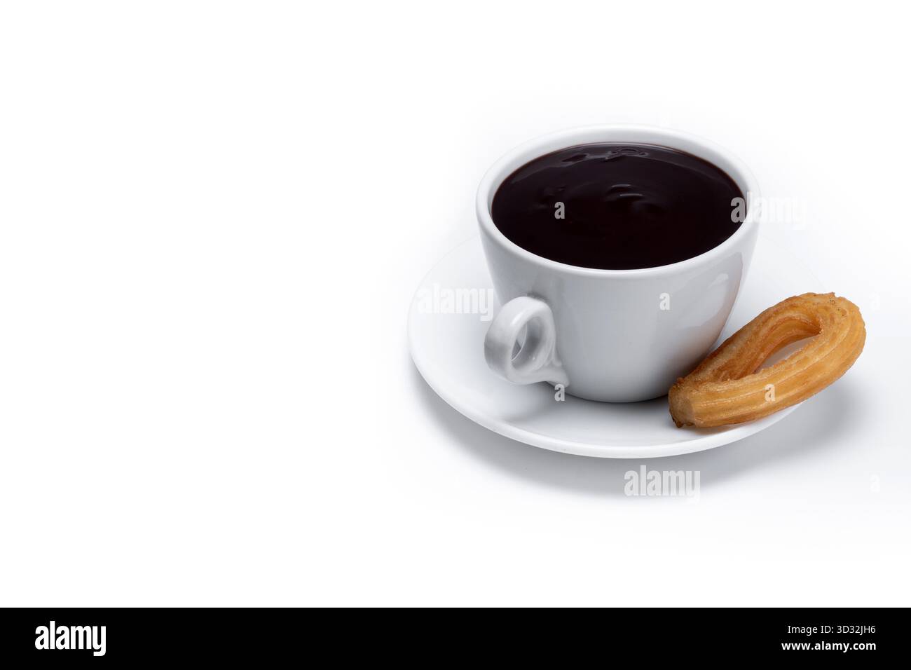 Churros spagnoli con cioccolata calda spessa in una tazza bianca isolata su sfondo bianco Foto Stock