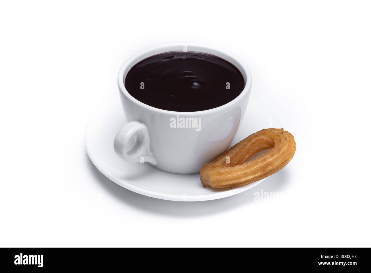 Churros spagnoli con cioccolata calda spessa in una tazza bianca isolata su sfondo bianco Foto Stock