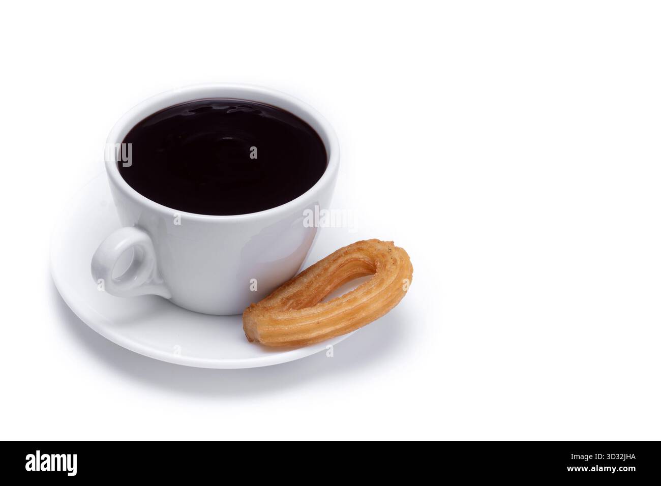Churros spagnoli con cioccolata calda spessa in una tazza bianca isolata su sfondo bianco Foto Stock
