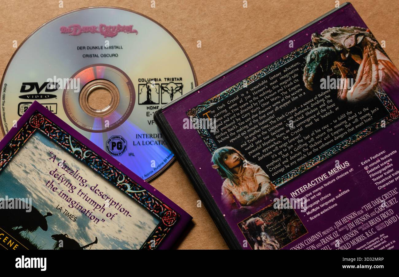 Disco DVD «The Dark Crystal» con copertine con descrizione del film e estratto della recensione di LA Times, isolato su sfondo bianco chiaro. Foto Stock