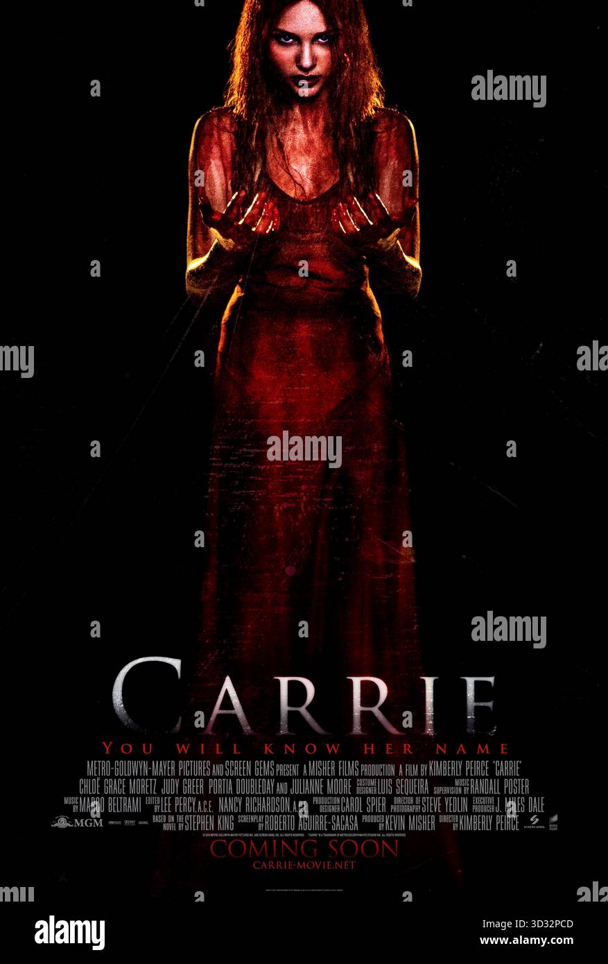Carrie (2013), diretto da Kimberly Peirce e interpretato da Chloë Grace Moretz, Julianne Moore e Gabriella Wilde. Una timida adolescente scopre i suoi poteri telecinetici e scatena il terrore sulla sua città dopo aver sopportato la crudeltà al ballo. USA SOLO PER USO EDITORIALE DI un foglio di poster. Credito: BFA / Metro-Goldwyn-Mayer Foto Stock