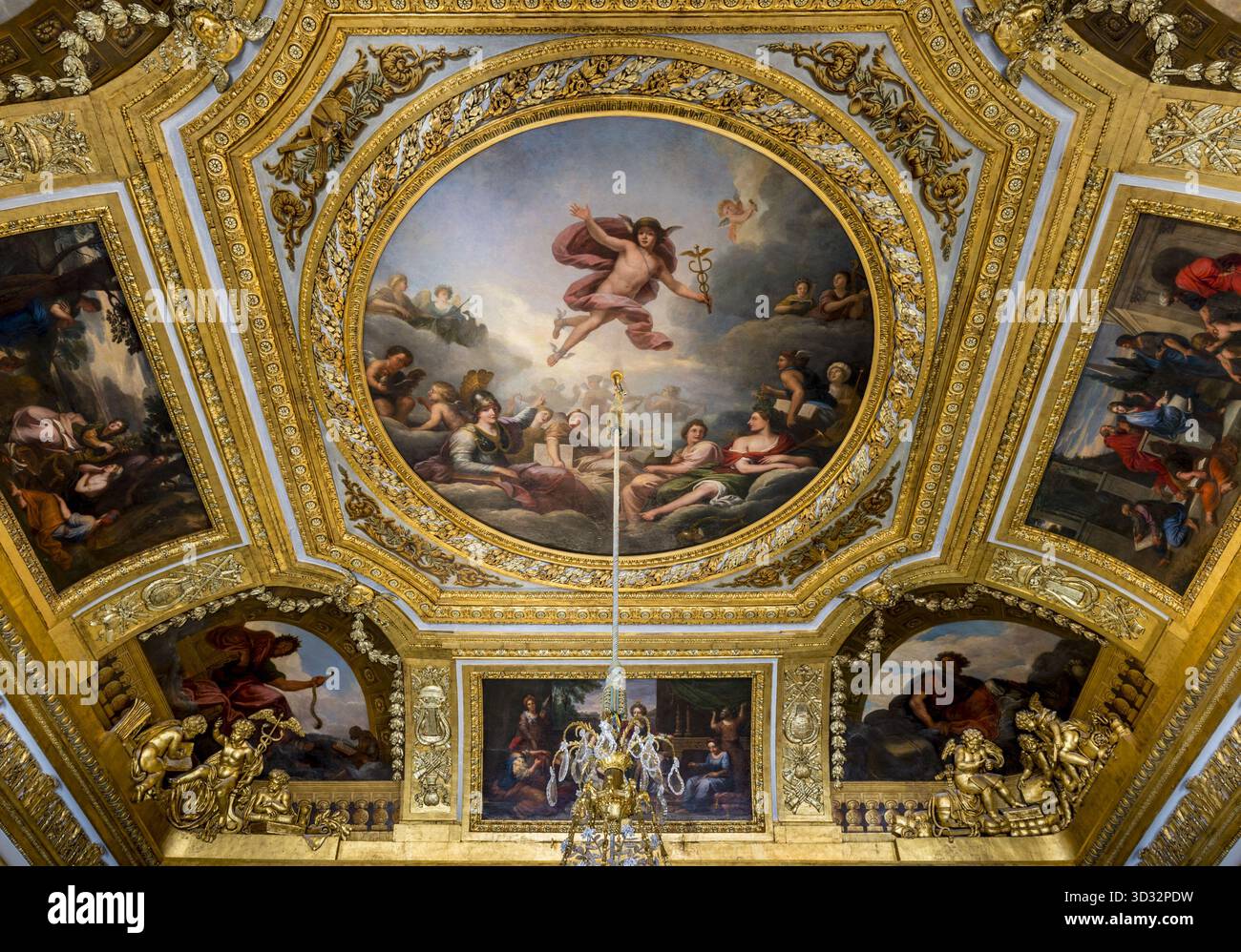 Versailles, Francia - 4 novembre 2025: Veduta del soffitto ornato con il suo quadro mitologico centrale incorniciato da modanature dorate e ardue intricati Foto Stock