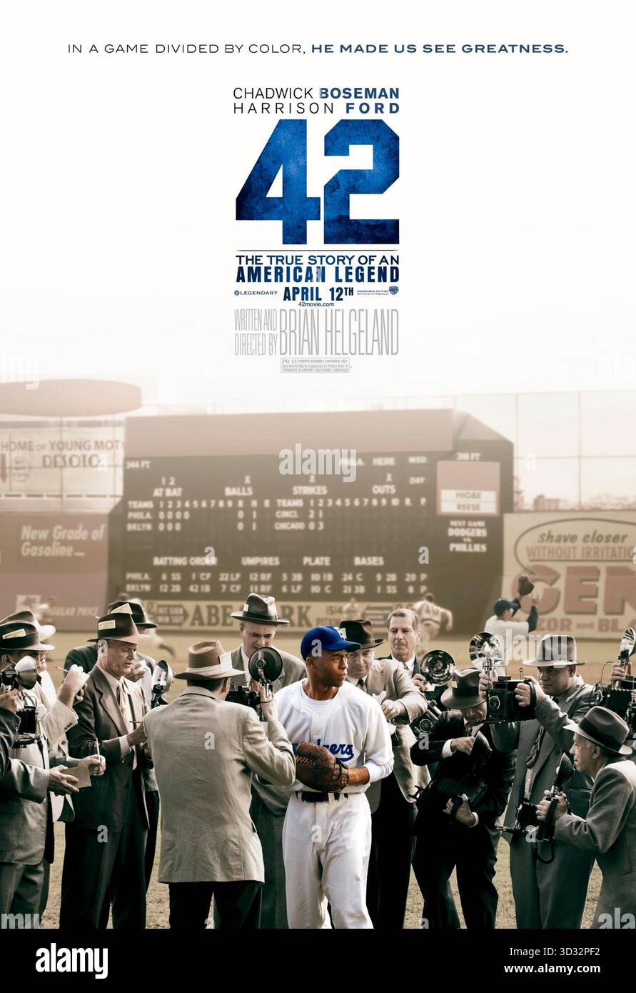42 (2013) diretto da Brian Helgeland e interpretato da Chadwick Boseman, Harrison Ford e Nicole Beharie. Jackie Robinson rompe la barriera cromatica del baseball, combattendo il razzismo come primo giocatore nero della MLB. USA SOLO PER USO EDITORIALE DI un foglio di poster. Crediti: BFA / Warner Bros Immagini Foto Stock