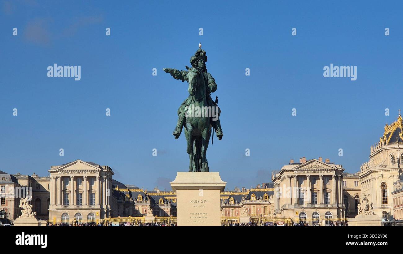 Statua equestre di Luigi XIV, il Re Sole, di fronte al castello di Versailles vicino a Parigi in Francia Foto Stock