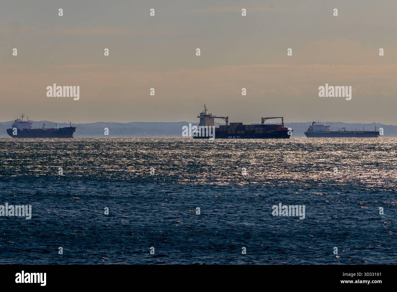 Salonicco, Grecia 11 ottobre 2025 navi da carico in mare sotto cielo limpido Foto Stock