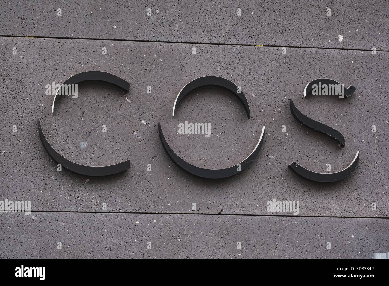 Logo del marchio di abbigliamento e accessori COS all'esterno di un negozio Foto Stock