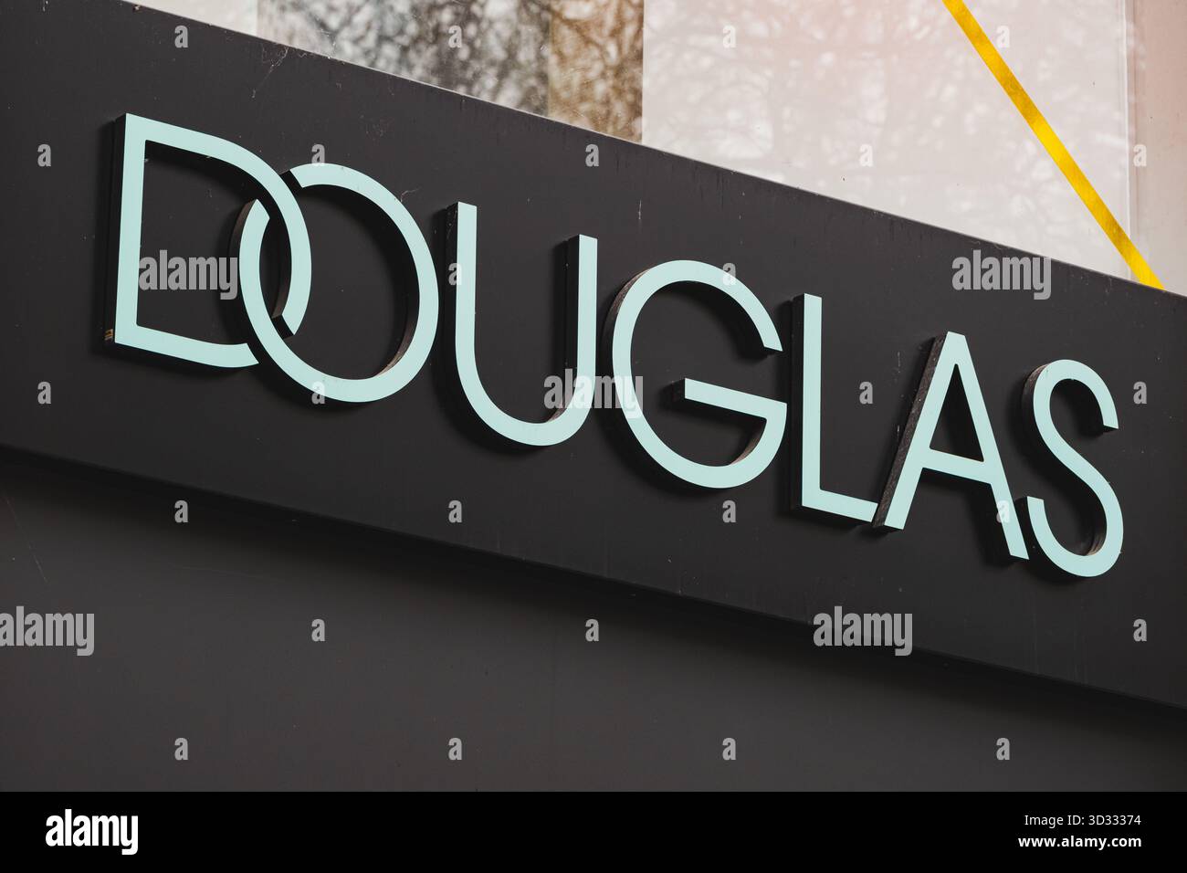 Logo Douglas della catena di profumeria e cosmetici all'esterno di un negozio Foto Stock