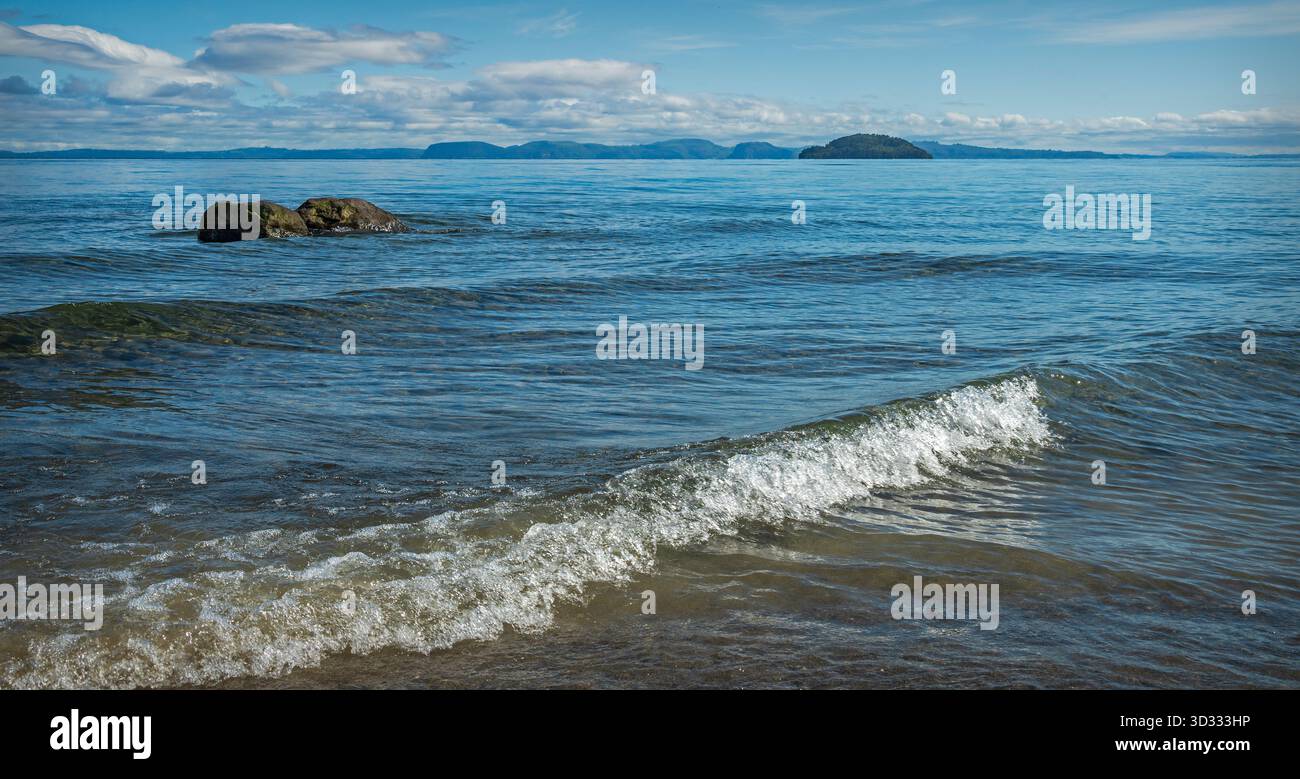Vista dal punto di osservazione del fiume Waitahanui sulle rive del lago Taupo, appena fuori dalla State Highway 1 (Volcanic Loop Highway), North Island, nuova Zelanda. Foto Stock