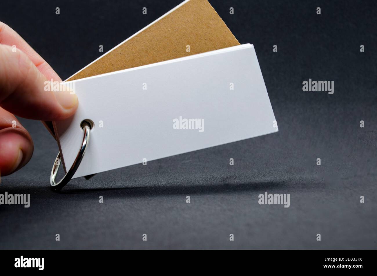 Blocco note bianco a forma di banner con spazio personalizzabile per il testo su sfondo scuro Foto Stock