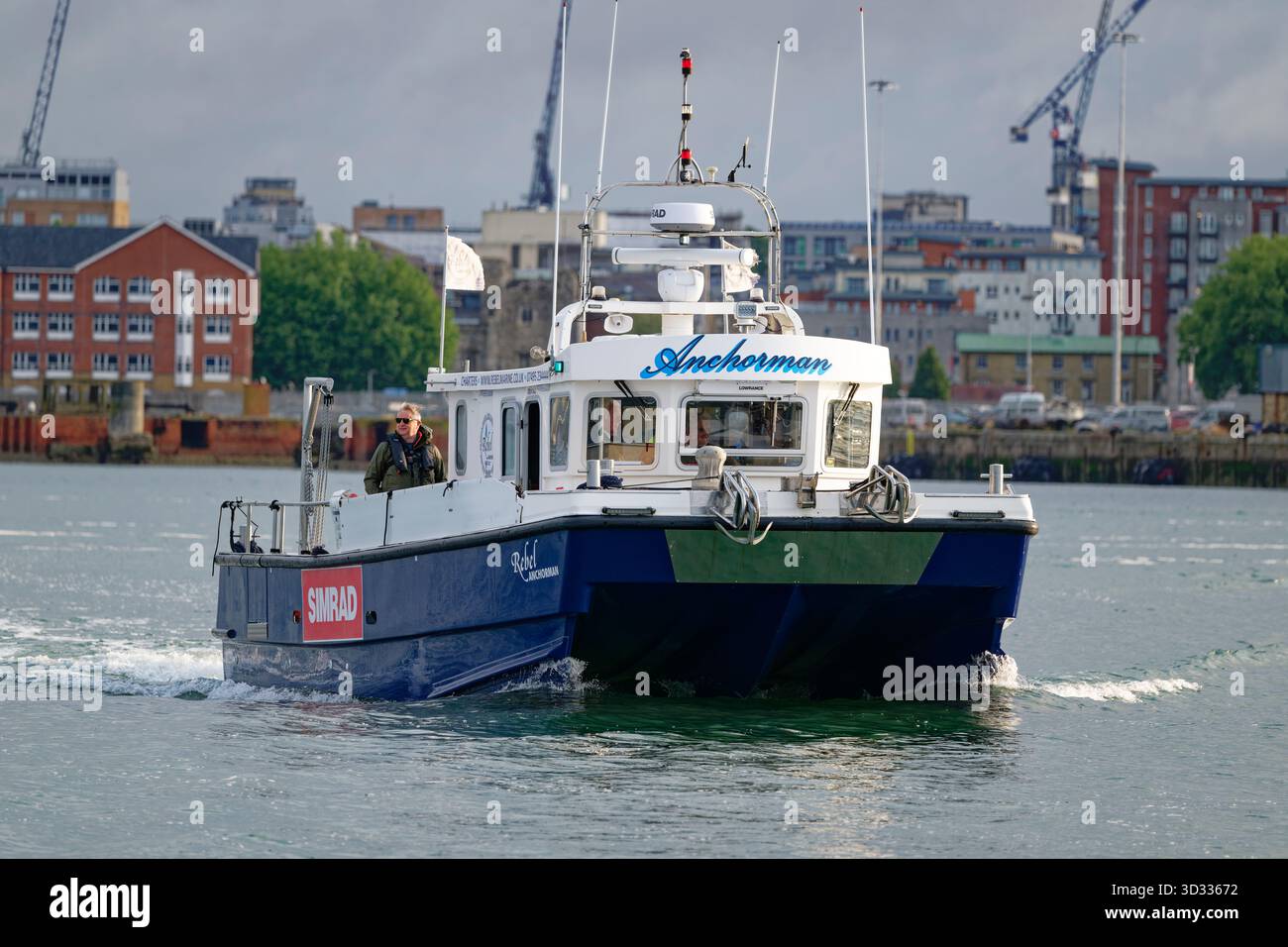 Rebel Marine Anchorman catamarano Workboat in partenza a Southampton Water nell'Hampshire, sulla costa meridionale dell'Inghilterra Foto Stock