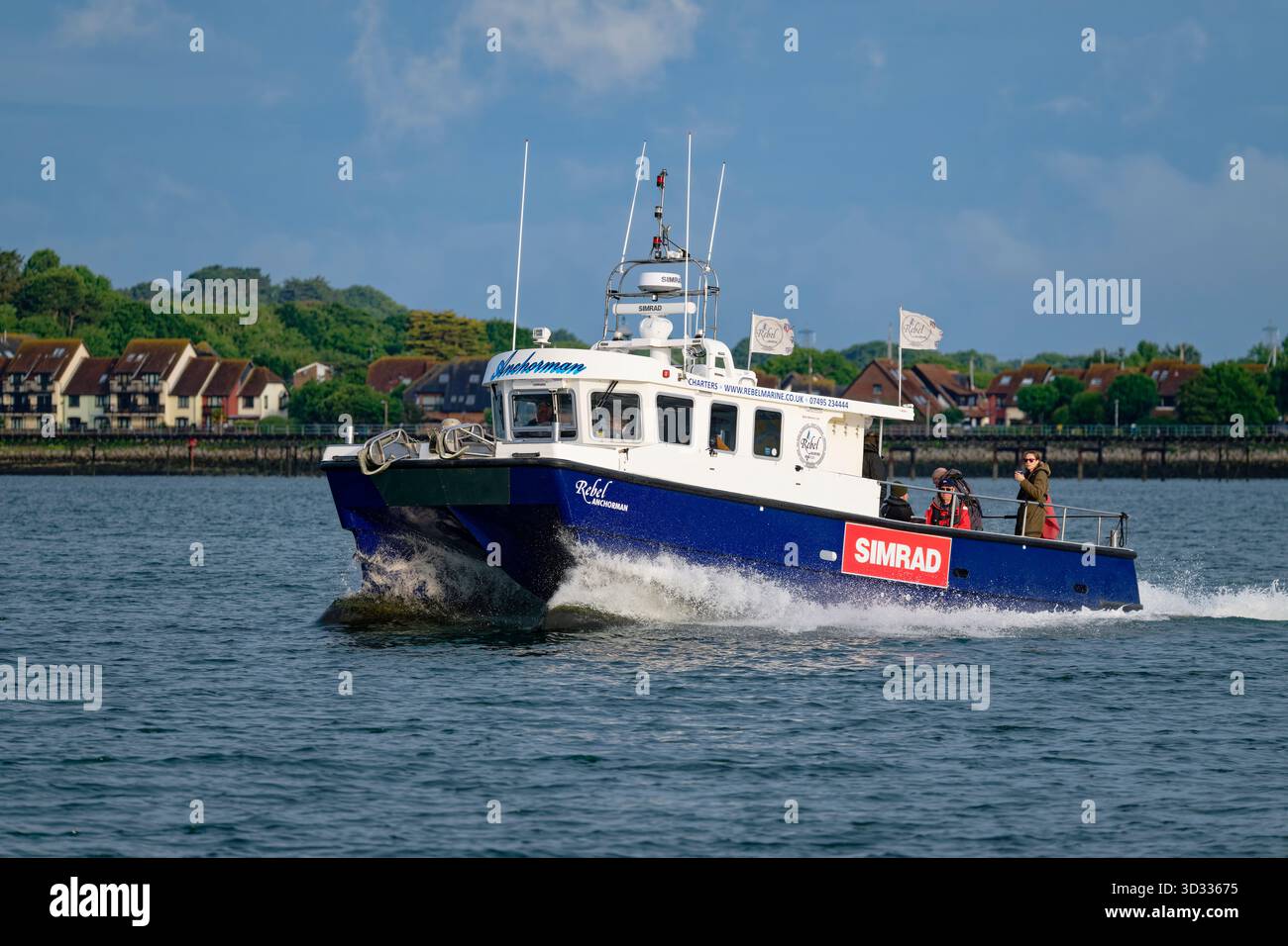 Rebel Marine Anchorman catamarano Workboat in partenza a Southampton Water nell'Hampshire, sulla costa meridionale dell'Inghilterra Foto Stock