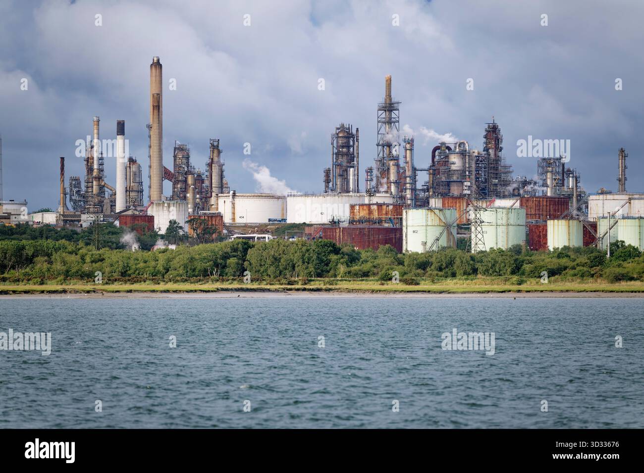 La raffineria petrolifera ExxonMobil di Fawley by Southampton Water è uno dei più grandi e complicati siti di produzione di energia e sostanze chimiche in Europa Foto Stock