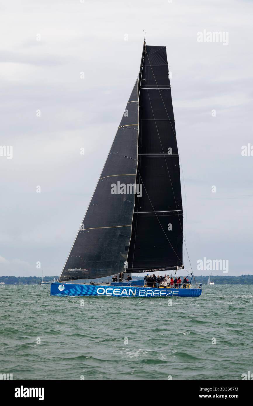 Ocean Breeze un Volvo 70 Racing Yacht nel Solent, nel sud dell'Inghilterra, pronto a gareggiare nella Round the Island Race Foto Stock