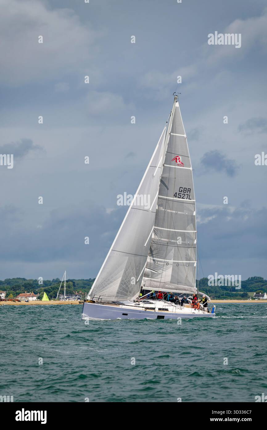 Hanse 455 Sailboat Celebration si dirige verso ovest lungo il Solent durante le prime fasi dell'Isle of Wight Round the Island Yacht Race Foto Stock