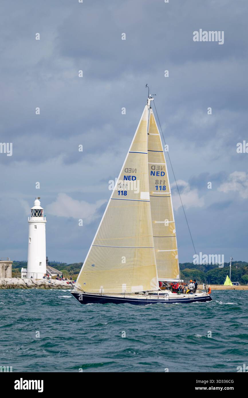 Lo Yacht a vela olandese Winsome a Sparkman & Stephens 41 fa buoni progressi mentre si dirige verso ovest lungo il Solent durante le prime fasi della gara Foto Stock