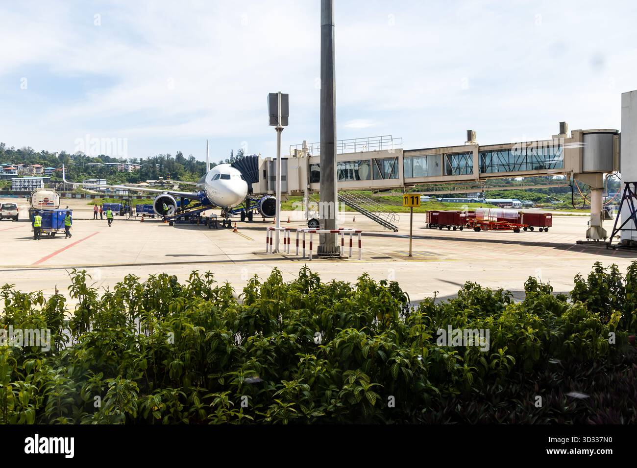 Operazioni aeroportuali, rifornimento e caricamento di voli indaco attraverso l'aerobridge, l'immagine è scattata presso l'aeroporto internazionale Veer Savarkar Port Blair, Andaman Foto Stock