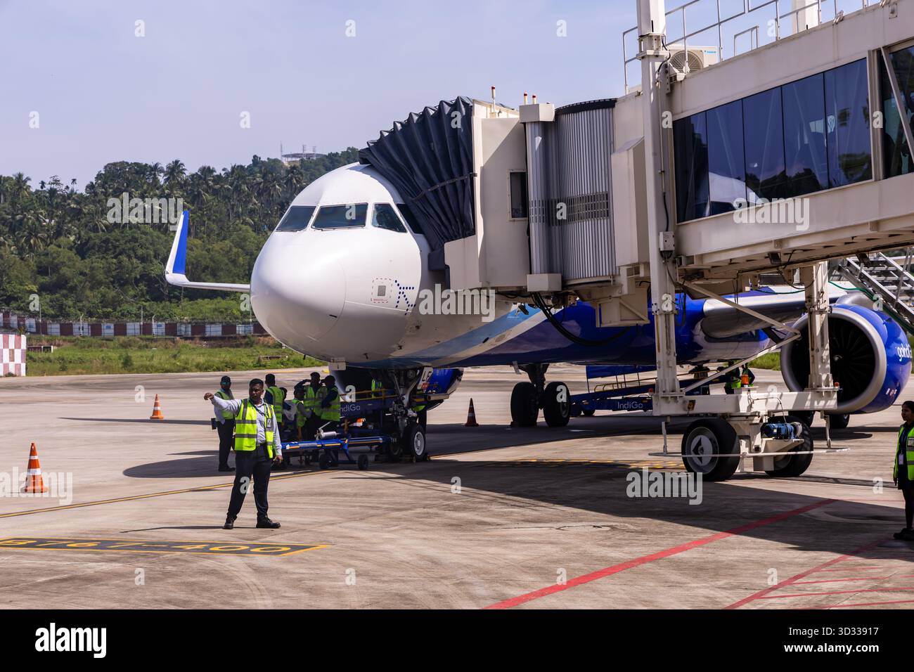 Operazioni aeroportuali, rifornimento e caricamento di voli indaco attraverso l'aerobridge, l'immagine è scattata presso l'aeroporto internazionale Veer Savarkar Port Blair, Andaman Foto Stock