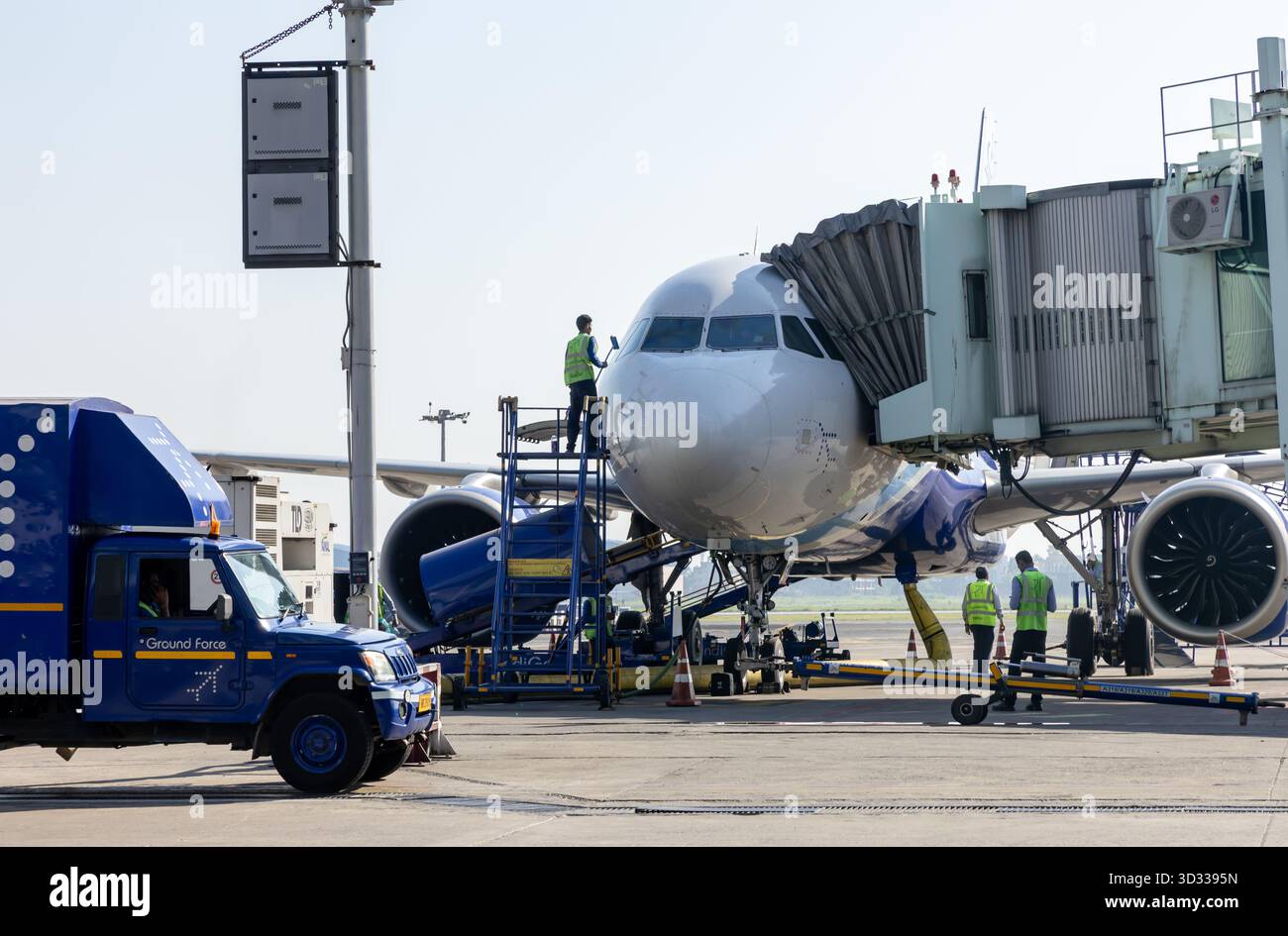 Operazioni aeroportuali, rifornimento e caricamento di voli indaco attraverso l'aerobridge, l'immagine è scattata presso l'aeroporto internazionale Veer Savarkar Port Blair, Andaman Foto Stock