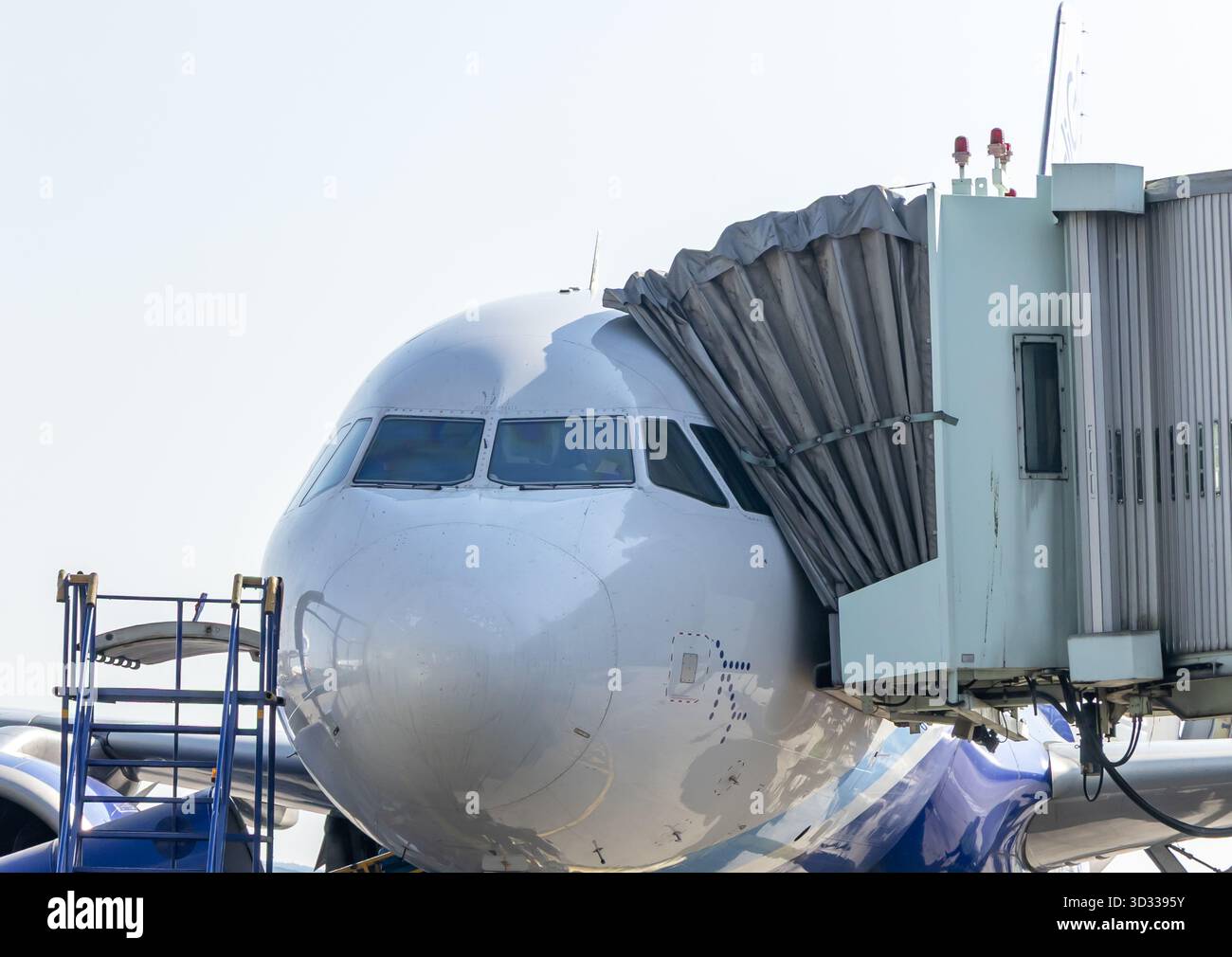 Operazioni aeroportuali, rifornimento e caricamento di voli indaco attraverso l'aerobridge, l'immagine è scattata presso l'aeroporto internazionale Veer Savarkar Port Blair, Andaman Foto Stock