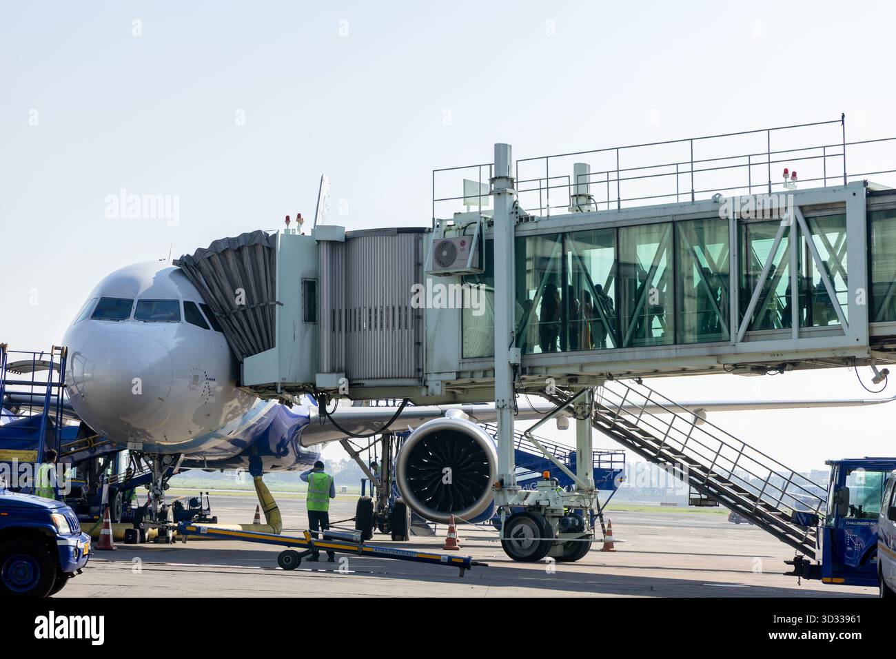 Operazioni aeroportuali, rifornimento e caricamento di voli indaco attraverso l'aerobridge, l'immagine è scattata presso l'aeroporto internazionale Veer Savarkar Port Blair, Andaman Foto Stock