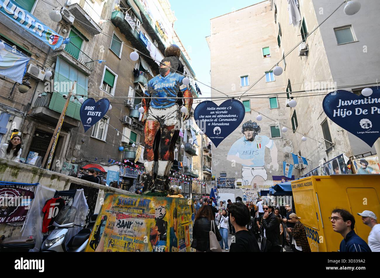 Neapel, Italia. 4 novembre 2025. Una calamita per gli appassionati di calcio e per i turisti è il "largo Maradona" nei quartieri spagnoli con il famoso murale e una scultura raffigurante Diego Armando Maradona. Il campione del mondo argentino, uno dei migliori calciatori della storia, ha giocato in città sul Vesuvio dal 1984 al 1991 ed è venerato lì come un santo. Maradona morì il 25 novembre 2020. Credito: Arne Dedert/dpa/Alamy Live News Foto Stock