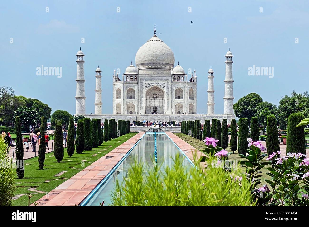 Monumento in marmo bianco del Taj Mahal con piscina riflettente e giardini ad Agra, India Foto Stock