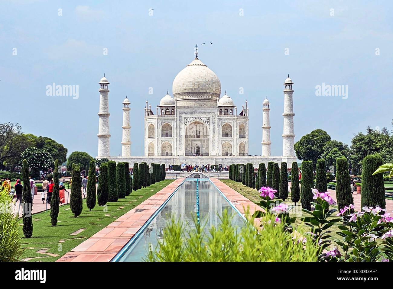 Monumento in marmo bianco del Taj Mahal con piscina riflettente e giardini ad Agra, India Foto Stock