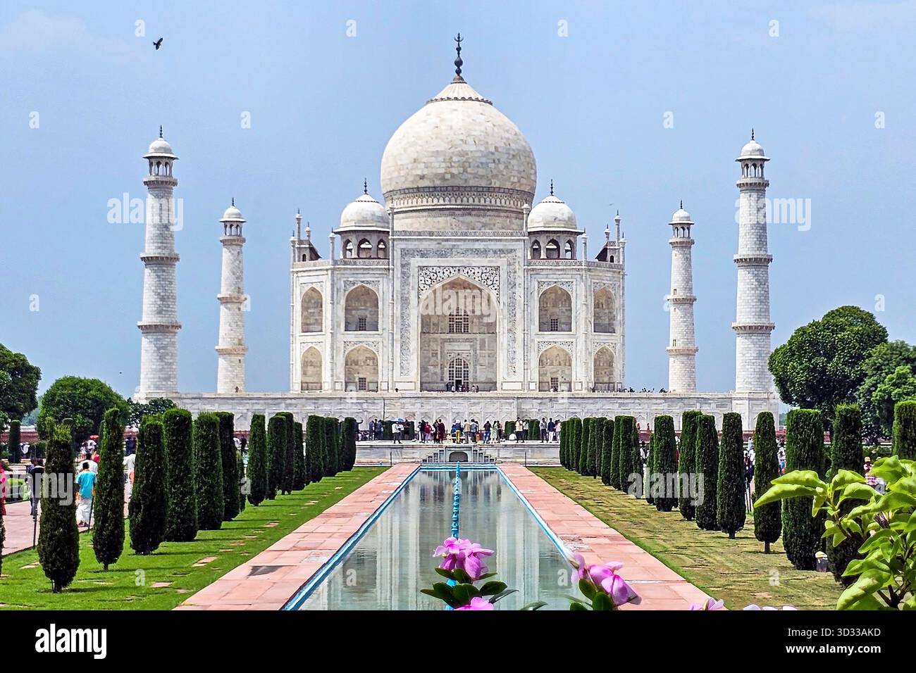 Monumento in marmo bianco del Taj Mahal con piscina riflettente e giardini ad Agra, India Foto Stock