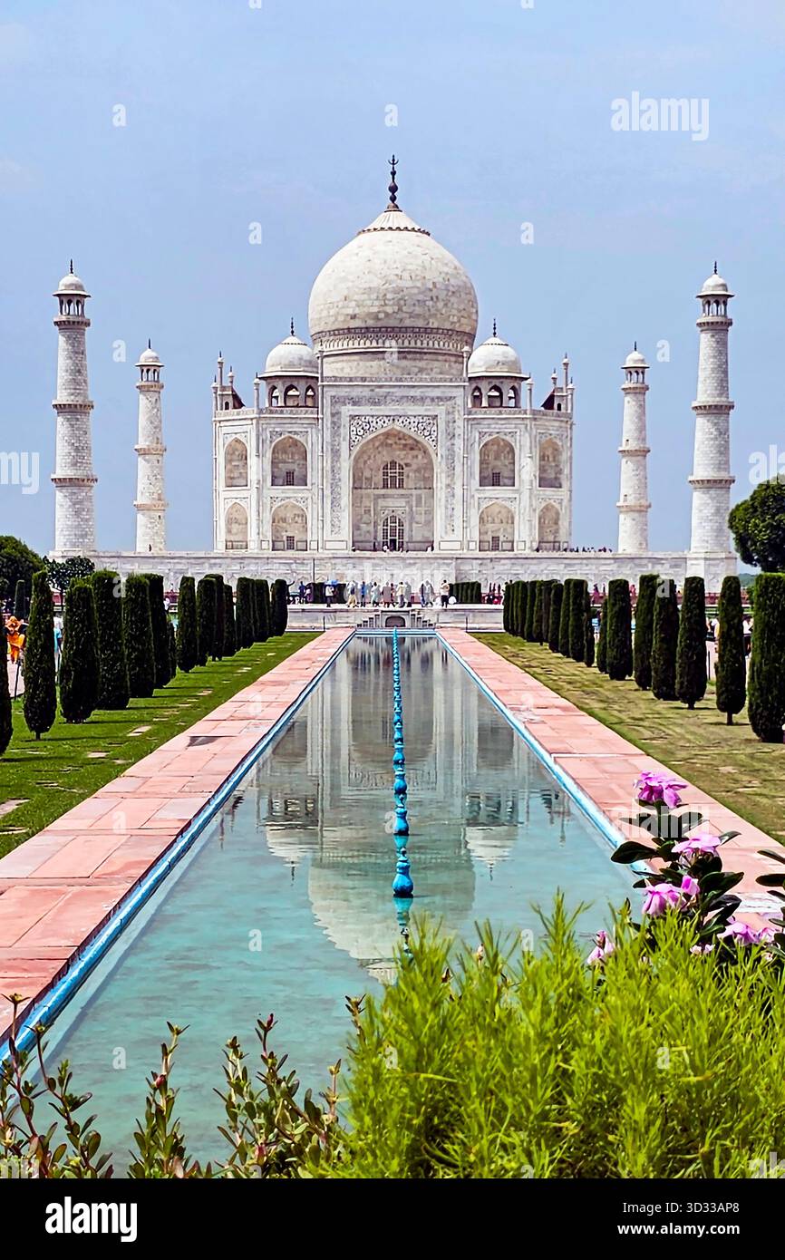Monumento in marmo bianco del Taj Mahal con piscina riflettente e giardini ad Agra, India Foto Stock